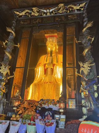 Qiqushan Grand Temple in Sichuan | Wenchang Emperor Hall: A Millennium of Incense, Guardian of Fame in an Academy-like Atmosphere

At the Qiqushan Grand Temple in Zitong, Sichuan, the most popular venue is undoubtedly the Wenchang Emperor Hall. Since the Tang Dynasty, this place has been renowned as the "Hometown of Wenchang," and has been revered by countless scholars as a spiritual sanctuary for seeking fame and success in their studies.

Entering the hall, one sees the golden statue of Wenchang Emperor seated, neatly dressed, his expression solemn and benevolent. The murals and plaques within the hall record the stories of scholars and students throughout the ages who have come here to burn incense and pay their respects. It is said that Wenchang Emperor of Qiqushan "grants all prayers," and whether praying for success in the imperial examinations or pursuing academic advancement today, pilgrims firmly believe that praying here will bring them blessings.

Incense curls perpetually in front of the hall, and many students and their parents come to burn incense, clasping their hands together and silently praying for success in the imperial examinations. Parents pray for their children's academic success and a stable life. This solemn and earnest prayer constitutes the unique spiritual landscape of Qiqu Mountain.