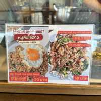 ฟินสองเมนู ข้าวขาหมู + หมูกรอบ หน้าหมู่บ้านถวาย