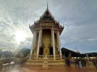 ไหว้พระอุโบสถสีทองวัดท่ามะกอก
