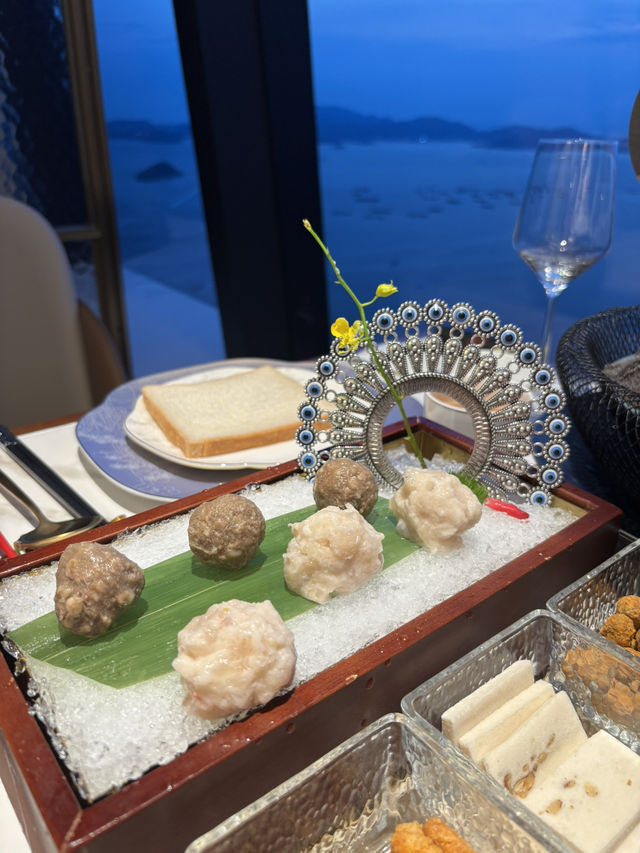 朝天門滾滾紅油美食靚景：享受101樓高空非遺火鍋