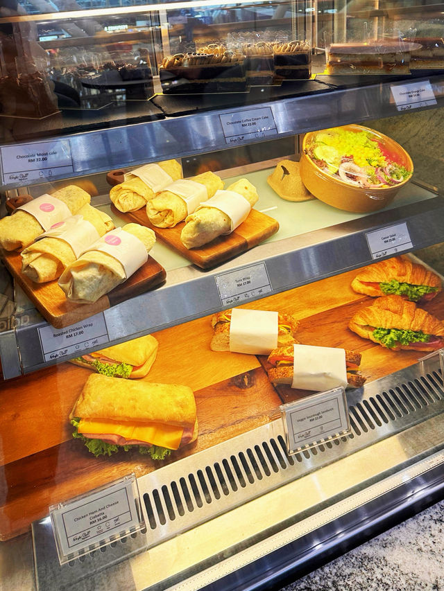 Swipe, Eat, Fly: KLIA’s Complimentary Meal Perk That Pays Off