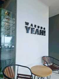 it’s a favorite among tourists looking for a clean, comfortable alternative to street food.