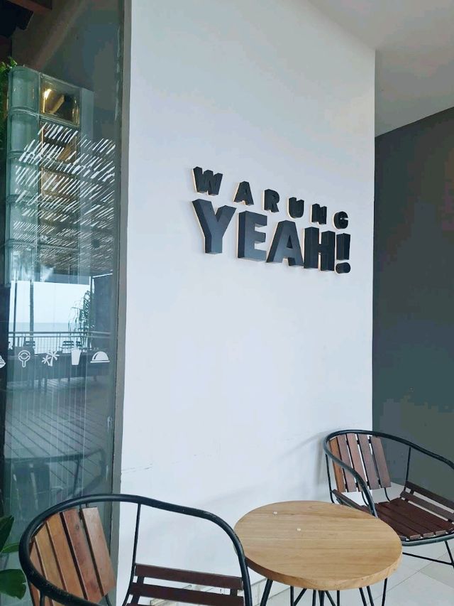 it’s a favorite among tourists looking for a clean, comfortable alternative to street food.