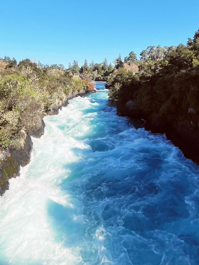 💧 Huka Falls: The Raging Beauty of New Zealand's Turquoise Power! 🌊