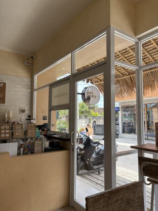 [Рекомендуемое кафе на Бали🌴] Завтрак в Oatball в Чангу🥣🩶