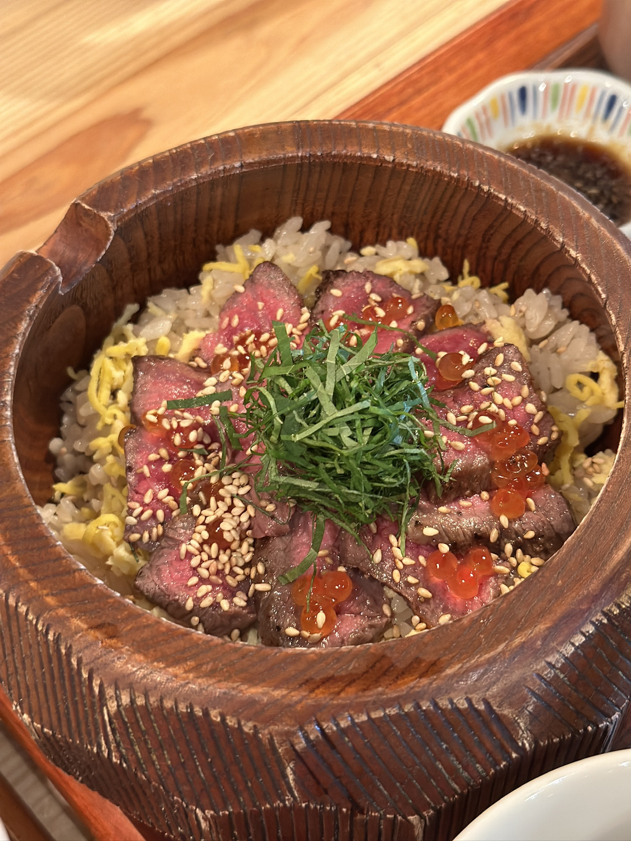 ✔️ 即使在國際通,當地人也比觀光客更早發現的隱藏人氣餐廳
✔️ 以正統日式鍋飯和季節料理為主,
能以合理價格享用定食、蓋飯及單點菜單的地方
✔️ 設有吧台座位,單獨前往也很舒適,菜單設計適合從小孩到大人,適合家庭用餐!
✔️ 以誠實的味道和高CP值獲得好評,勝過華麗外觀,旅行中想吃清淡的日本家庭料理時,非常推薦來訪!
✔️ 自信推薦給尋找國際通當地人才知道餐廳的旅客!
📍米春 KOMEHARU お米と肴の店 米はる
日本沖繩縣那霸市牧志2丁目1-7 902-0068
每日 11:00 - 15:00