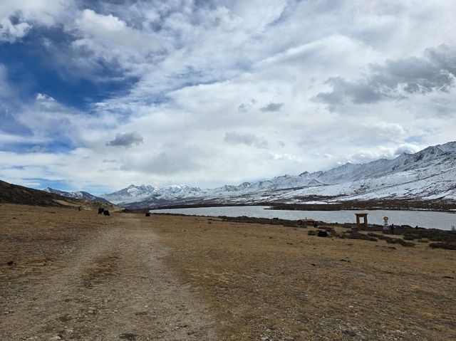 หงไห่จื่อ (Honghaizi / Hong-Haizi / “ทะเลสาบแดง)