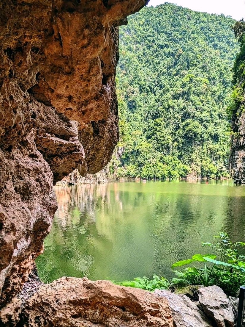 石灰岩が織りなす神秘の鏡」 | Trip.com イポー