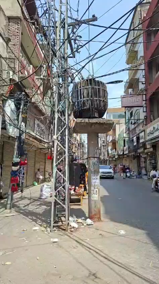 bit havoc. If u want to shop for souvenirs don't go around Lahore on Sundays. but if you want peace on the road. Sunday it is!