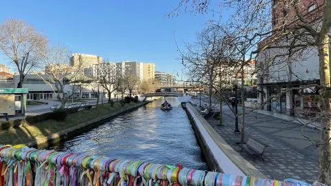 Ponte dos Laços de Amizade 🇵🇹: A Charming Bridge Bursting with Color and Meaning — traveler post in Aveiro