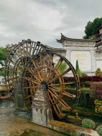 In the night of the ancient city of Lijiang, looking for romance or intimacy……