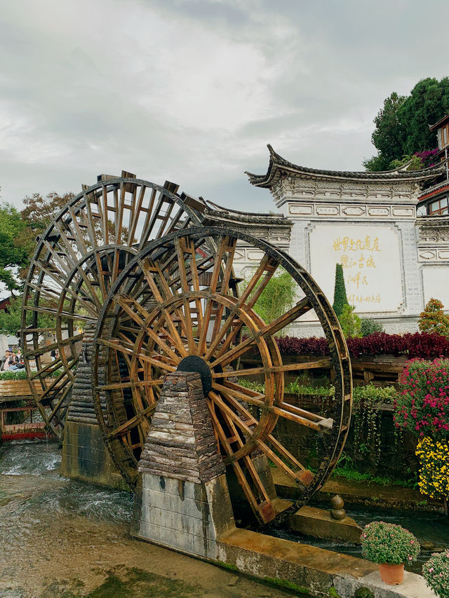 In the night of the ancient city of Lijiang, looking for romance or intimacy……