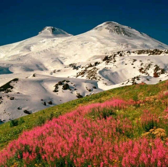 Hiking the Mount Elbrus - Caucasus Mountains: the highest peak in Europe!