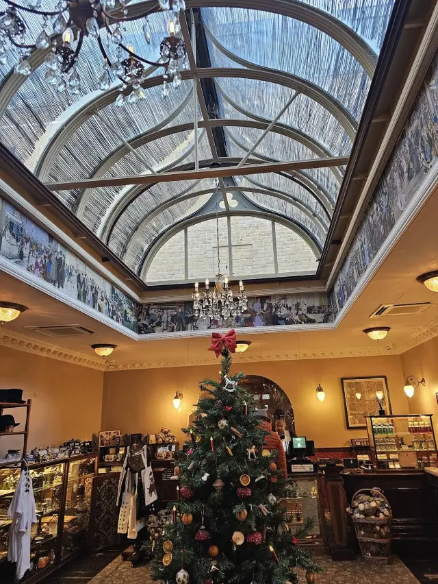 Step into the world of Victorian London at The Sherlock Holmes Museum 🎄🕵️‍♂️✨