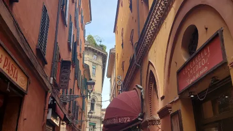 イタリアのボローニャ旧市街周辺 — traveler post in プラト