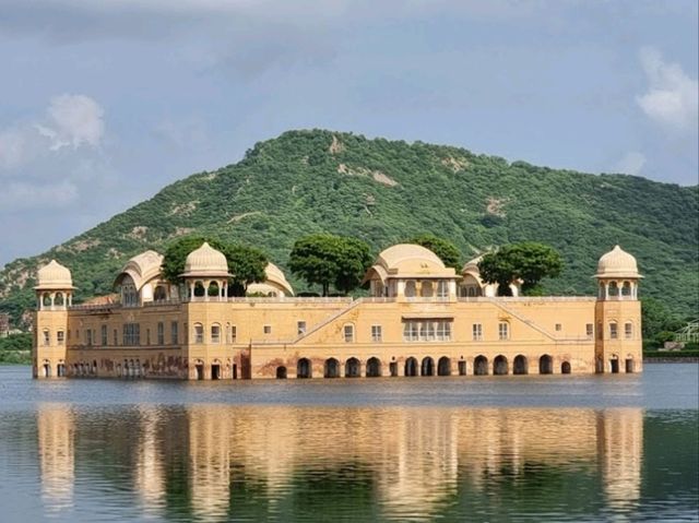 A Palace in a Lake, India 🇮🇳
