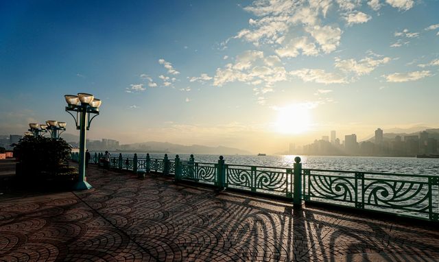 A gust of fresh breeze, a ray of sunshine, an ordinary morning.