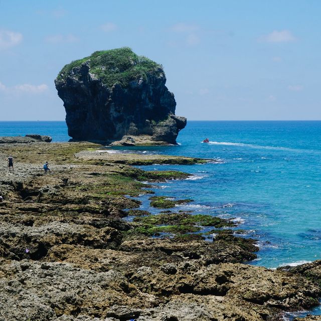 在墾丁「船帆石」遙看湛藍的海