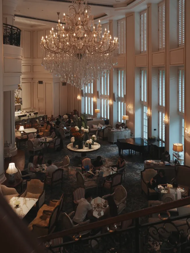 [Park Hyatt Saigon] Afternoon tea in the lobby bar that is too elegant to be considered afternoon tea