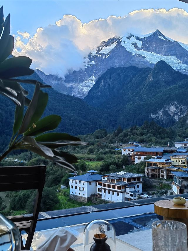 雨崩村寶藏觀景民宿 推窗看日照金山