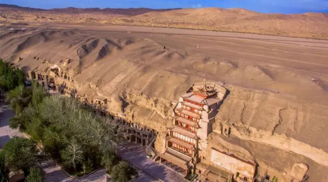 Cross the desert sea and enjoy the beauty of Dunhuang