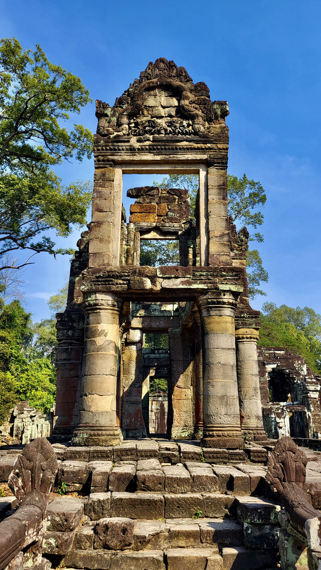 擁有一座奇特的希臘式兩層建築的寺廟-聖劍寺