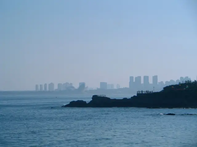 The sea is absurdly blue! Strolling along the Huangdao coastline!