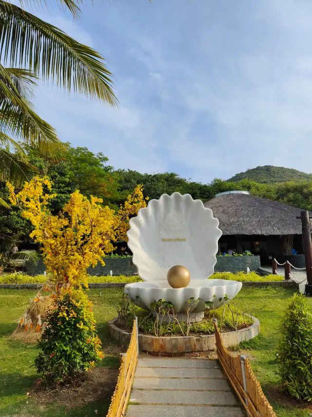 The beauty of Nha Trang's Silkworm Island is like a painting