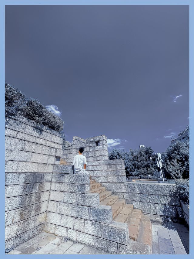 貴陽旅行古城牆背後的經典古蹟精巧結構的建築寶塔