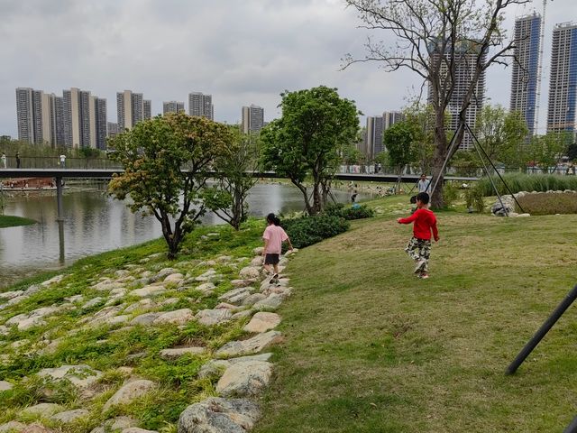 這個城央公園，遛娃撒野好去處