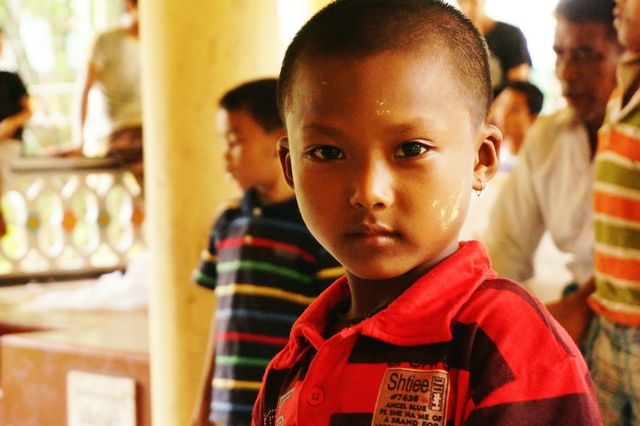 在Rakhine寺廟安靜的避雨，與水燈節的擦肩而過