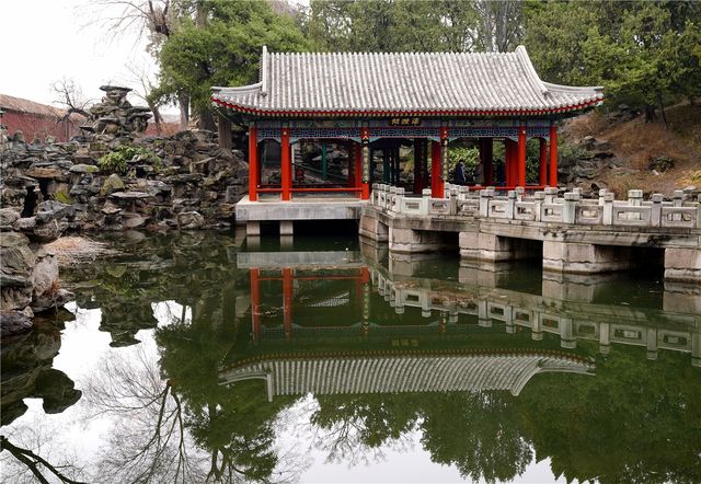 北海公園濠濮間，內裡有乾坤