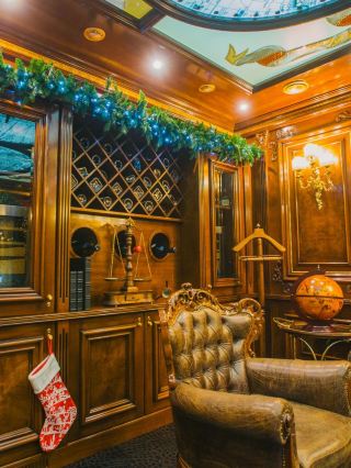 🌟 Nefteyugansk's Royal Retreat 🏨✨
