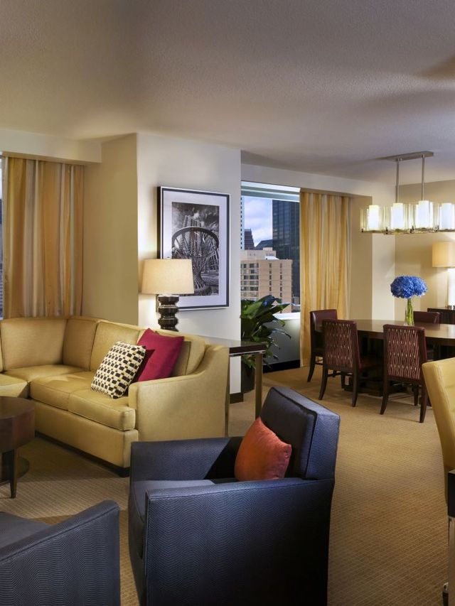 🌟 Houston's Hotspot: Hilton Americas Delights! 🌟