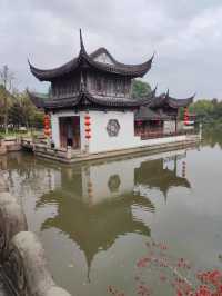 青浦大觀園係一座大型仿古園林建築，位於青商公路701號，坐落於淀山湖兩側，距離上海市中心六十五公里。