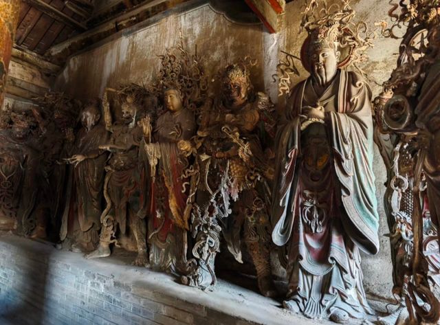 高鐵佛寺位於米山鎮米西村上西門街鐵佛寺巷內，是明清時期的建築。曾於金大定七年(1167年)歸安過鐵佛一尊，遂以此為寺名。
