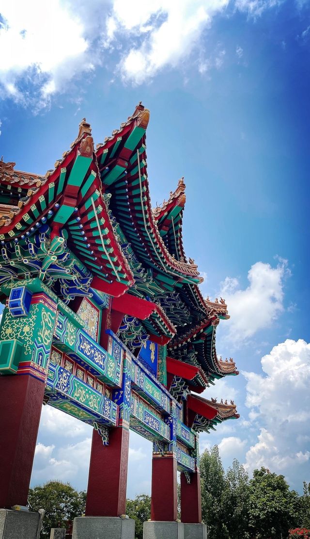 峄岳獨秀，萬壑藏幽：峄山風景名勝區，探幽千古奇石的秘密花園。