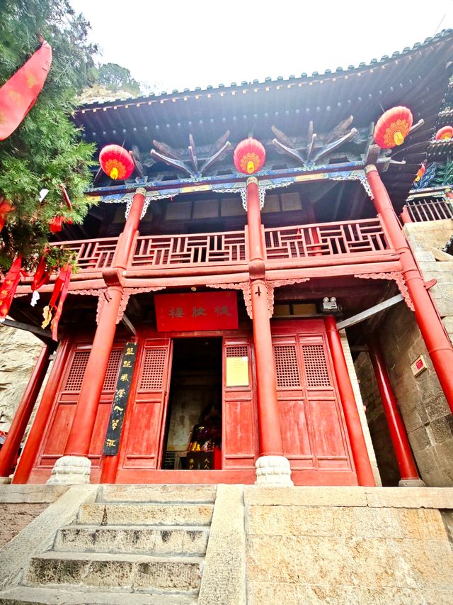 懸崖峭壁上的娲皇宮。