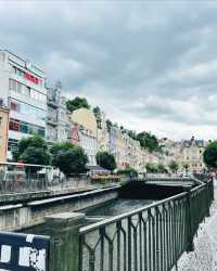《溫泉療癒之旅：卡羅維發利的夢幻泡湯攻略》。