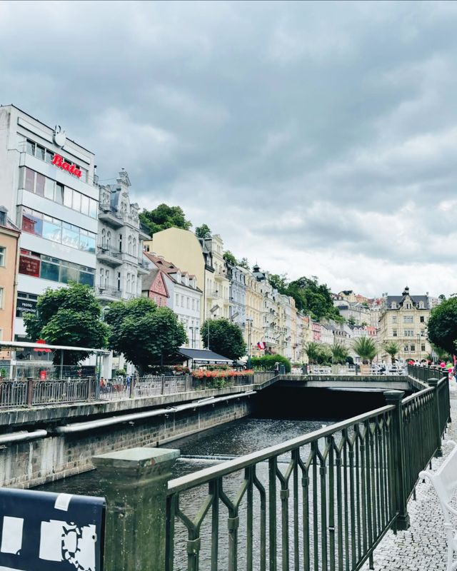 《溫泉療癒之旅：卡羅維發利的夢幻泡湯攻略》。