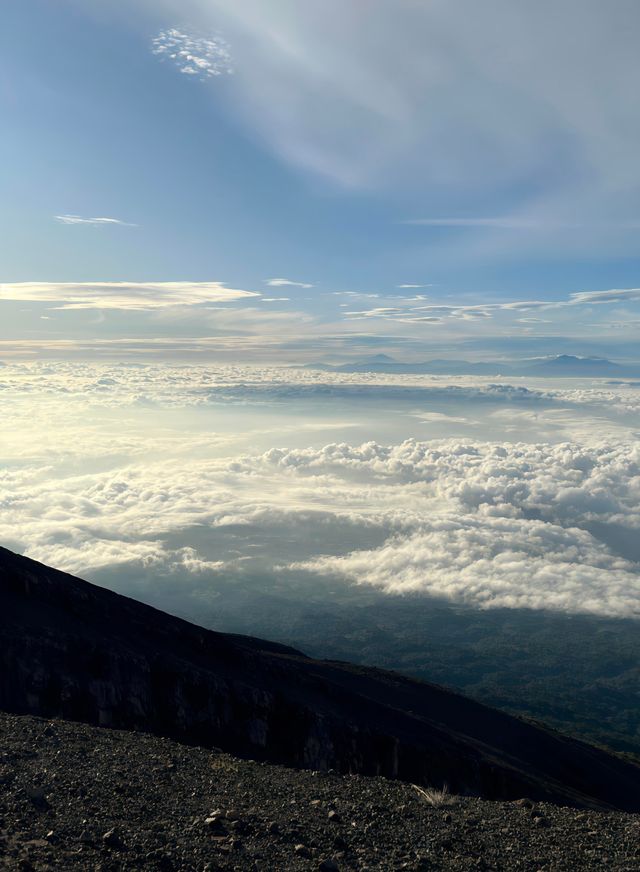 感受登山的魅力｜印度尼西亞巴東馬拉皮火山。