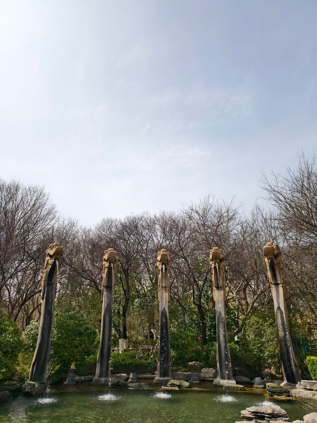 《泉韻龍潭覓清幽——濟南五龍潭公園散記》