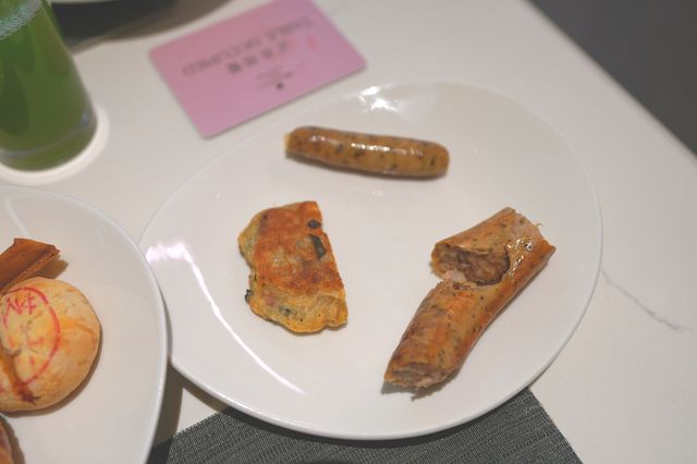 在漂亮的森林系餐廳裡，享用一頓豐富的早餐