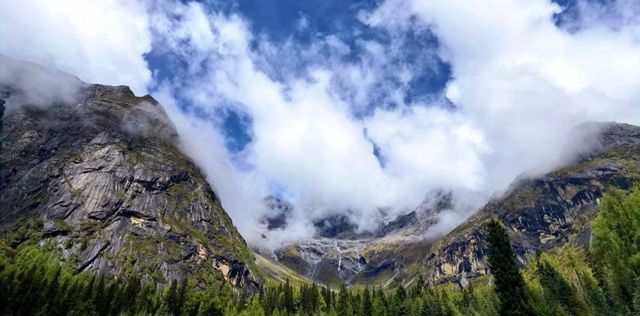 以下是一份四姑娘山旅遊攻略，希望能助你擁有一段美好的旅程。   前期準備   - 證件類：攜帶身份證