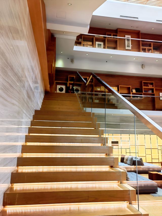 黃龍西軒麗呈酒店，最大亮點係藏書館