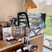 【🌿曼谷Ratchada隱世湖畔Cafe！坐池塘邊放空半日超治癒～】