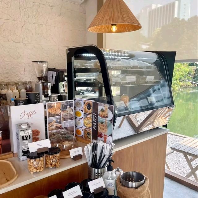 【🌿曼谷Ratchada隱世湖畔Cafe！坐池塘邊放空半日超治癒～】