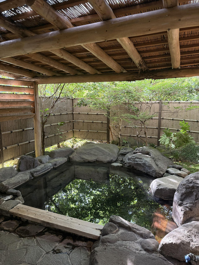 沿著伊豆回到箱根，住了兩日吉池旅館，終於明白為什麼它被說成「箱根必住」——看山看海看錦鯉，泡溫泉飲清酒，時間彷彿都慢了下來🍶