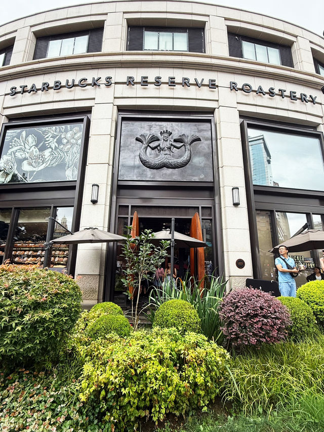 One of the world largest Starbucks 🍺