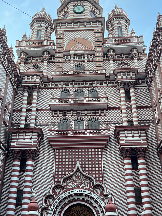 🌴 Colombo's Kaleidoscope: From Pink Palaces to Timeless Halls!